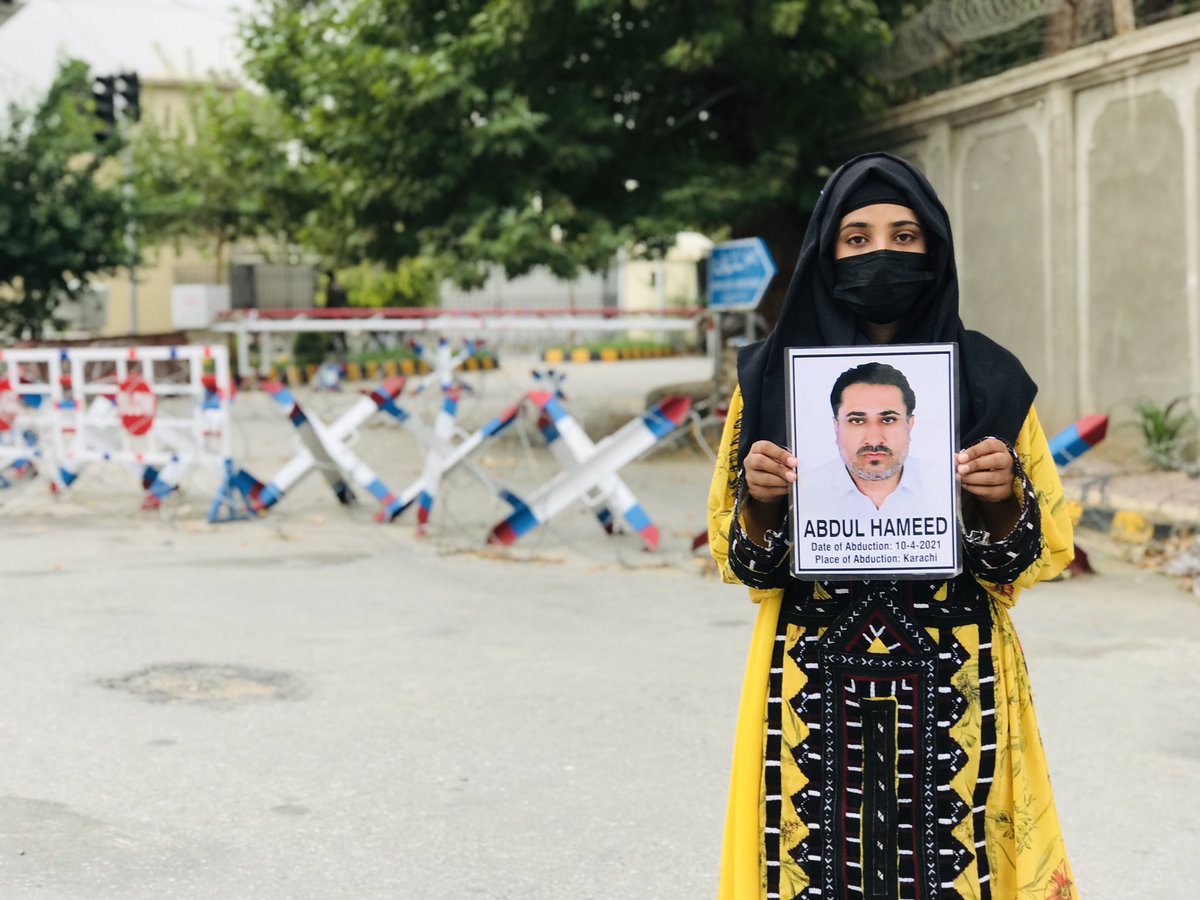 saeeda_hameed's tweet photo. میں اپنے بابا عبدالحمید کی آواز سنے کو ترس گئی ہوں میری آنکھیں بابا کو دیکھنے کے لئے انتظار میں ہیں ہم بہت اذیت میں ہیں
میرے بابا کو اور ہمیں کس گناہ کی اتنی بڑی سزا مل رہی ہے؟یہ ایسی سزا ہے جس میں ہم نہ جی سکتے ہیں نہ مر سکتے ہیں
ہم صرف ایک امید پر ذندہ ہیں کہ میرے بابا کب آینگے https://t.co/DlGCRVyJkI