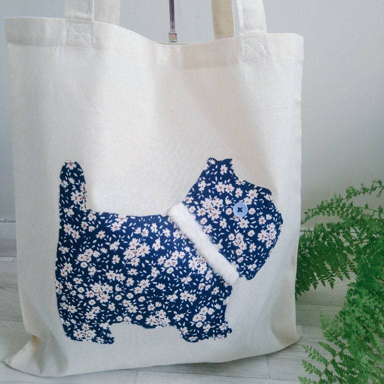 Cute navy blue daisy scottie dog appliquéd tote bag, he has a button eye and lovely soft furry collar! 🐕🐶

 etsy.com/uk/listing/105…

#earlybiz #MHHSBD #giftideas #Giftfinder