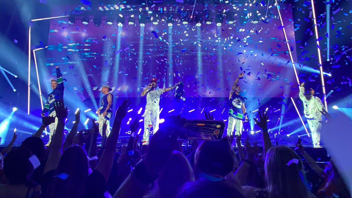 AwesomeJess_'s tweet photo. What an amazing @backstreetboys dna world tour 2022! It was nice meeting you @brian_littrell @nickcarter @kevinrichardson @aj_mclean and @howied in the vip room! You guys will always be my no.1 favourite band! Ty for everything! See you again next time! 👋🏻😄🇨🇦 https://t.co/ibcQrauHaz