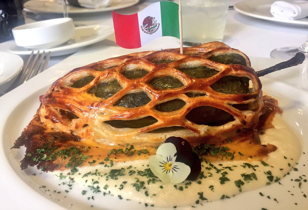 Se presentaron las 3 versiones de #ChilesEnNogada que se ofrecerán en el "Festival Internacional del Chile en Nogada CDMX" en <a href="/AlmaraRest/">Almara</a> de la mano del Embajador de la cocina tradicional prehispánica Chef Jorge Orozco <a href="/ChefEmbajador/">Chef Jorge orozco embajador</a> y <a href="/Guy_Santoro/">Guy Santoro</a> Chef Corporativo de @GpoBrisasy