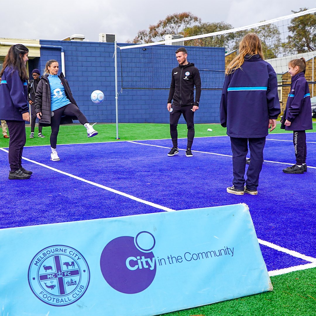 MelbourneCity's tweet photo. Great to have @Bubs_11 and @aidenoneill98 at Lyndhurst Secondary College as @CITCMelbourne launched its new Respectful Relationships program 🤝

The program explores topics such as mental health and healthy relationships and will be delivered to over 3,000 young people. https://t.co/gsztyVEqR8