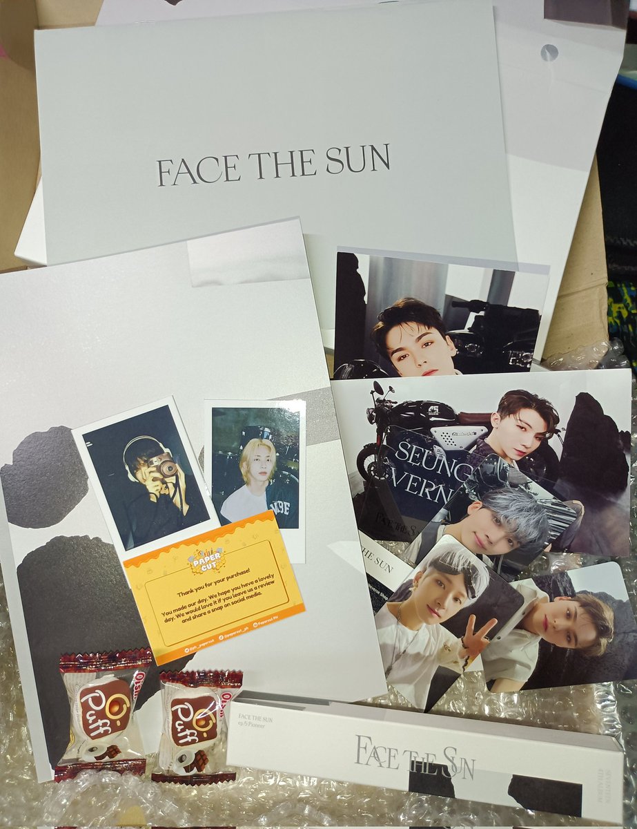 lee_pizzaboy's tweet photo. Wahhh. My first time to purchase an album here in twitter. Buti na lang you're super legit and mabait kuya @ph_papercut. Walang pizzaboy na umuwi😭. Pero ayos lang nandito naman tatlong pogi. Ganda pag pack super secured ❤️❤️. Will buy pa talaga next sa'yo! https://t.co/Ot1uN1PdFS
