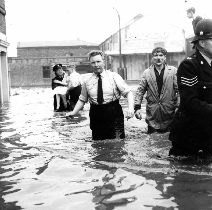 ribblefm's tweet photo. Good Morning! Welcome to Thursday and @markblackman here for Breakfast #RibbleValley til 10! We've got great music, local news coming up - plus GCSE Results Day today - good luck! #3fromWhen coming up from the year East Lancs had floods including this chap from Blackburn! x https://t.co/EsxHTHaeKg