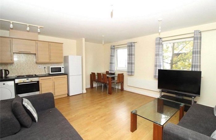 WigwamProperty's tweet photo. Take a look at this latest listing from Wigwam sponsors Swindon Home Finders 💕

💛To Let- Old Town💛

💛Parking 
💛£875pcm
💛Old Town

 ☎️ 01793 299135
🔗 https://t.co/ibQQnbezXz
 
#Swindon #Wiltshire #EstateAgent #Lettings #LettingsAgent #property #propertymanager #homefinders https://t.co/R6BbpqP7hA