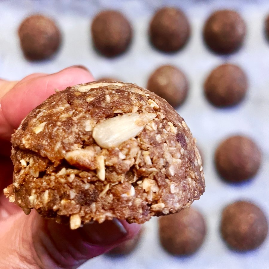 healthdietinspo's tweet photo. Maca oat energy balls are a staple in our house these have coconut #sunflowerseeds &amp; #sugarfree mini #chocolatechips #medjooldates #glutenfreeoats #coconutoil #macapowder #groundflaxseed #celiacfriendly #plantbased #energyballs #glutenfree #vegan #proteinballs #dairyfree https://t.co/sNtZ3ncTuw