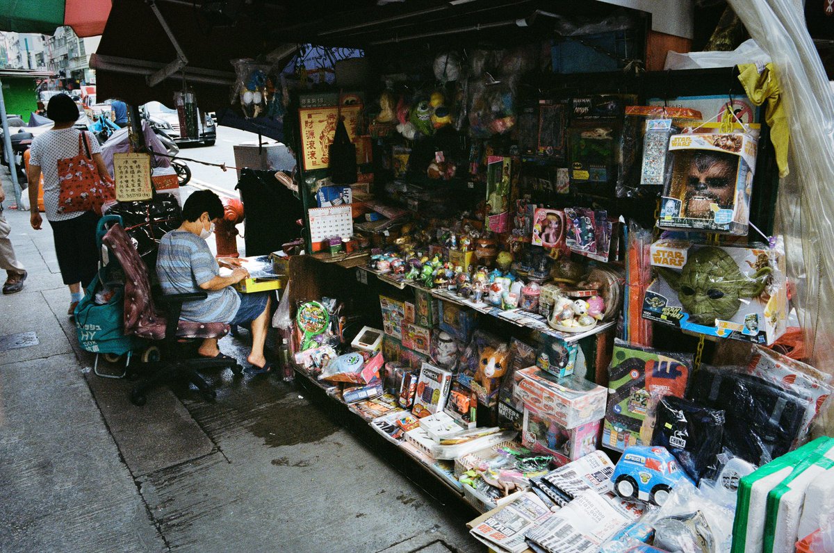 saunders_arran's tweet photo. Small businesses in Hong Kong. Shot on a mix of #portra, #provia and #ektachrome https://t.co/mJ9OXHrLsH