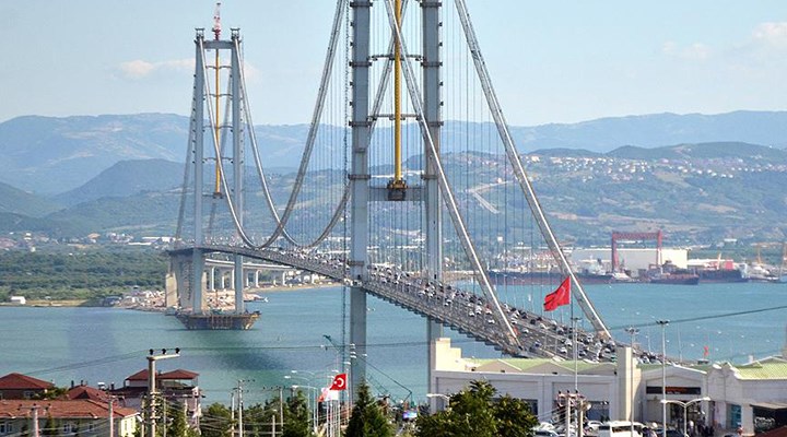 📌Altı yılda 89 milyon aracın geçmesi gereken Osmangazi Köprüsü’nden 55 milyon araç geçti. Aradaki fark için devlet yüklenici firmalara tam 1 milyar 275 milyon dolar ödedi. Köprünün toplam maliyeti 1 milyar 418 milyon dolar. (BirGün)