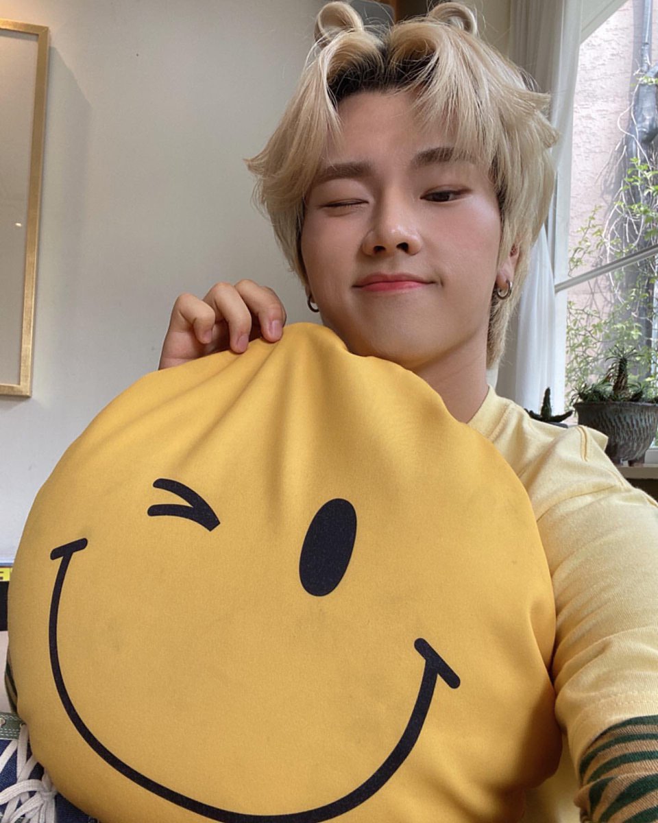 큐션 표정 따라한 거 너 진챠 아기냐고🥹
입꼬리주름까지 똑같음..