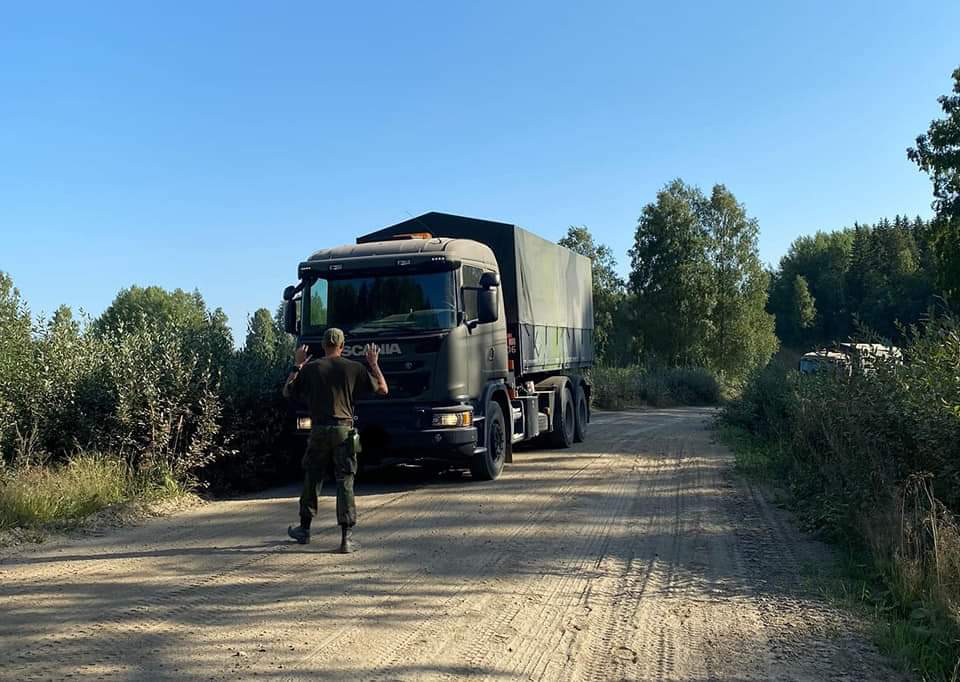 PanssariPR's tweet photo. Parolan huoltopataljoonan viime viikonlopun kertausharjoituksessa moottoripyörän ja raskaan kaluston kuljettajille mm. uudistettiin PV:n ajo-oikeudet sekä kerrattiin haastavaa maastoajoa ja ajoneuvoyhdistelmän käsittelyä.
#PSPR #PARHP #reserviläiset #kertausharjoitus https://t.co/LhGZ0J0zQ1