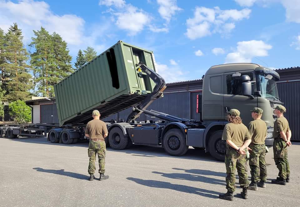 PanssariPR's tweet photo. Parolan huoltopataljoonan viime viikonlopun kertausharjoituksessa moottoripyörän ja raskaan kaluston kuljettajille mm. uudistettiin PV:n ajo-oikeudet sekä kerrattiin haastavaa maastoajoa ja ajoneuvoyhdistelmän käsittelyä.
#PSPR #PARHP #reserviläiset #kertausharjoitus https://t.co/LhGZ0J0zQ1