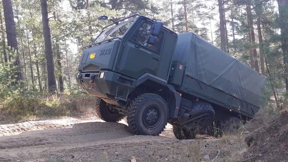 PanssariPR's tweet photo. Parolan huoltopataljoonan viime viikonlopun kertausharjoituksessa moottoripyörän ja raskaan kaluston kuljettajille mm. uudistettiin PV:n ajo-oikeudet sekä kerrattiin haastavaa maastoajoa ja ajoneuvoyhdistelmän käsittelyä.
#PSPR #PARHP #reserviläiset #kertausharjoitus https://t.co/LhGZ0J0zQ1