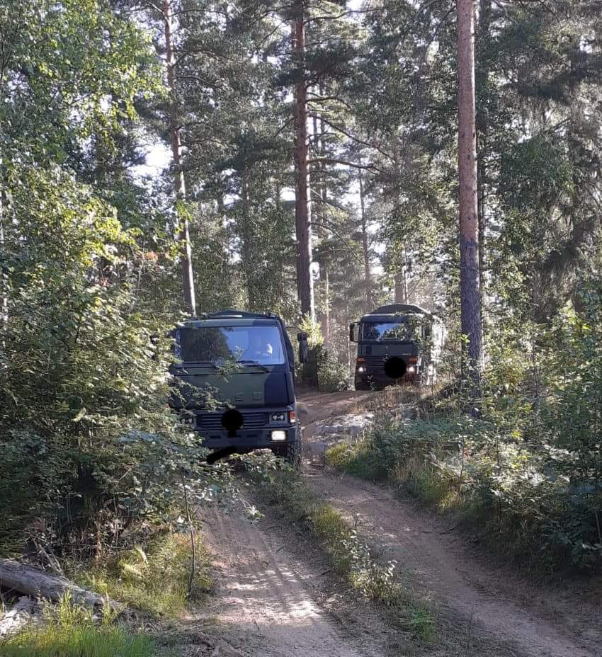 PanssariPR's tweet photo. Parolan huoltopataljoonan viime viikonlopun kertausharjoituksessa moottoripyörän ja raskaan kaluston kuljettajille mm. uudistettiin PV:n ajo-oikeudet sekä kerrattiin haastavaa maastoajoa ja ajoneuvoyhdistelmän käsittelyä.
#PSPR #PARHP #reserviläiset #kertausharjoitus https://t.co/LhGZ0J0zQ1