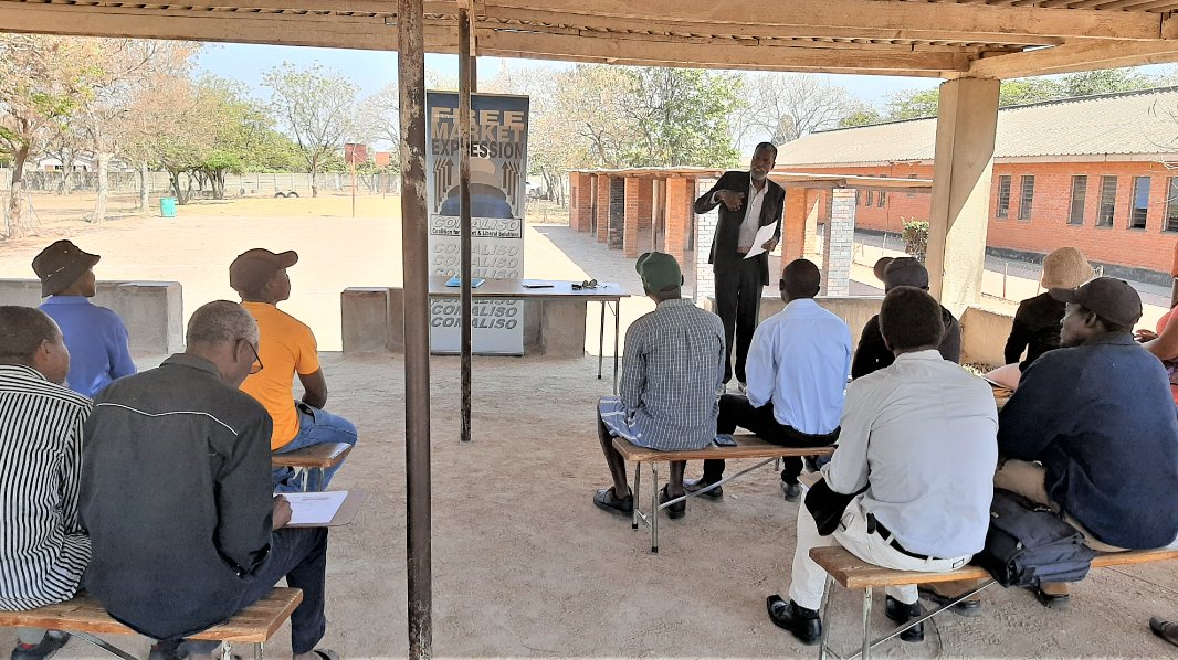 Isivunguzane's tweet photo. #IntellectualFun - it always feels good to talk property rights and title deeds with my friends in Norton. Citizens all over Zimbabwe are hungry for empowerment knowledge and COMALISO is on hand to share information. Do YOU know your property rights! https://t.co/nxB6TiqEU0
