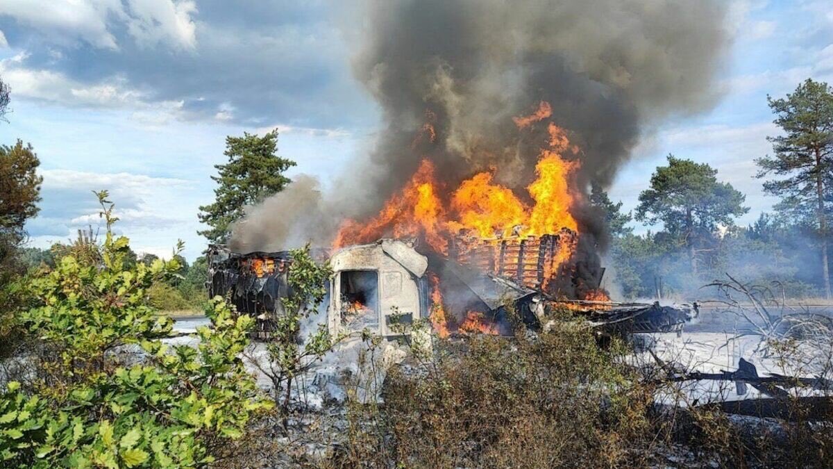 info_Paris_IDF's tweet photo. 🔴 FLASH - #Fontainebleau : Un accident impliquant trois poids lourds sur la #D607 a provoqué un incendie.
👉 Le feu s’est propagé à la #végétation. Il a été stoppé avant de s’étendre dans la forêt. Ce mercredi, 2500 m2 de forêt ont pris feu. (LP) #SeineEtMarne https://t.co/eopAG2IBzf