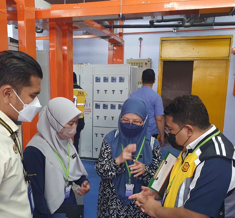 JKRWoksyop's tweet photo. Pemeriksaan validasi sistem lif di Bukit Aman, PDRM. Lawatan turut dihadiri oleh JMPK Ir. Zalina binti Mohd Yusof, Bahagian Pakar Peralatan Pengangkutan &amp; Kejuruteraan Bendalir serta pasukan khidmat pakar Cawangan Kejuruteraan Mekanikal CKM.

@JKR_CKM
@JKRMalaysia https://t.co/dDyBCofzlP