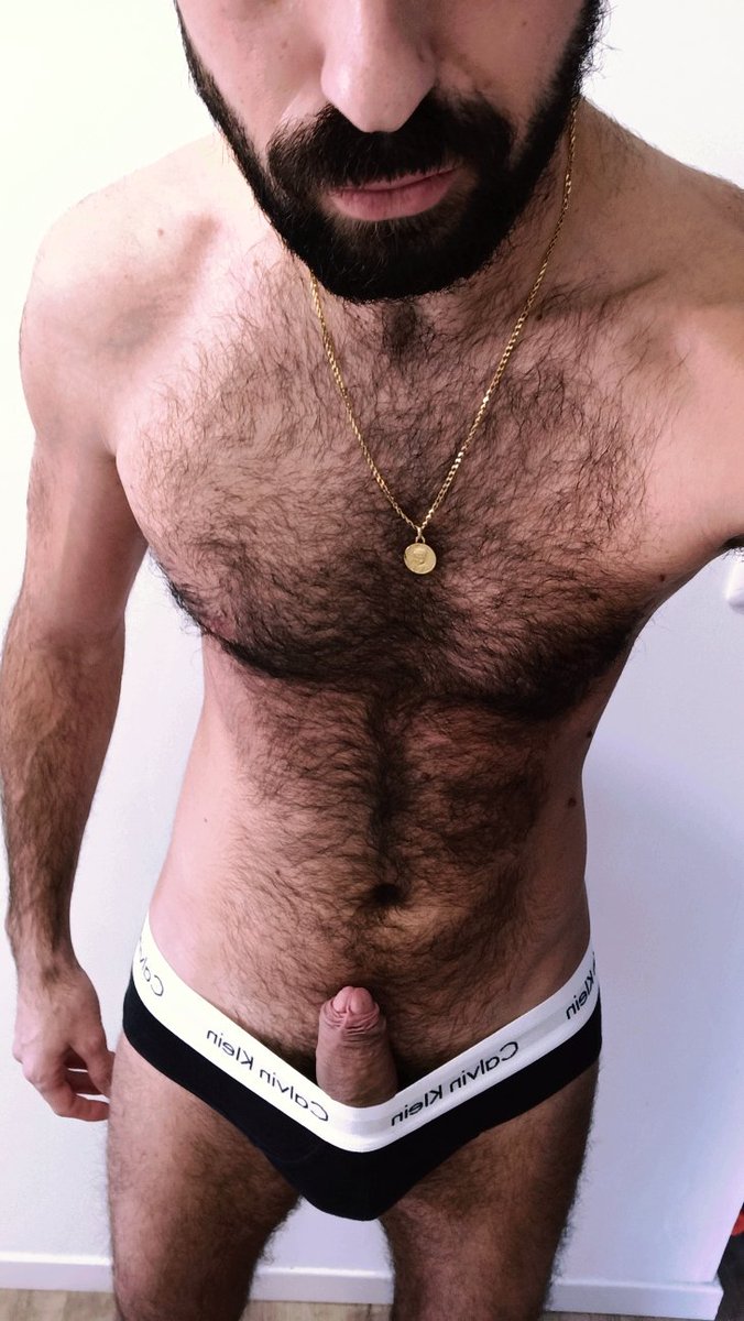 LoucianKane's tweet photo. 😈Oh, on dirait que Pedro🍆 sort le bout de son nez🍆! Un volontaire🙋‍♂️ pour retirer le slip? Si tu kiff alors RT🔄😈! 

@maqueuecom @FrenchiesCocks 

#maqueue #LoucianKane #gaybear #gayversa #gaycock https://t.co/jOLk1HOav9