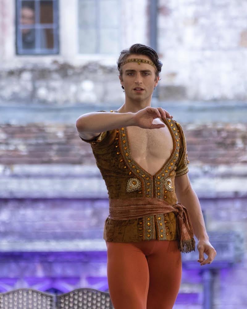 Some lucky young dancers from Kintbury will be seeing #RoyalBallet stars at this year’s #Athelhampton Charity Ballet Gala. This year they are supporting displaced Ukraine ballet dancers. Read more ⁦<a href="/NewburyToday/">.</a>⁩ ▶️ bit.ly/3PIDatL
