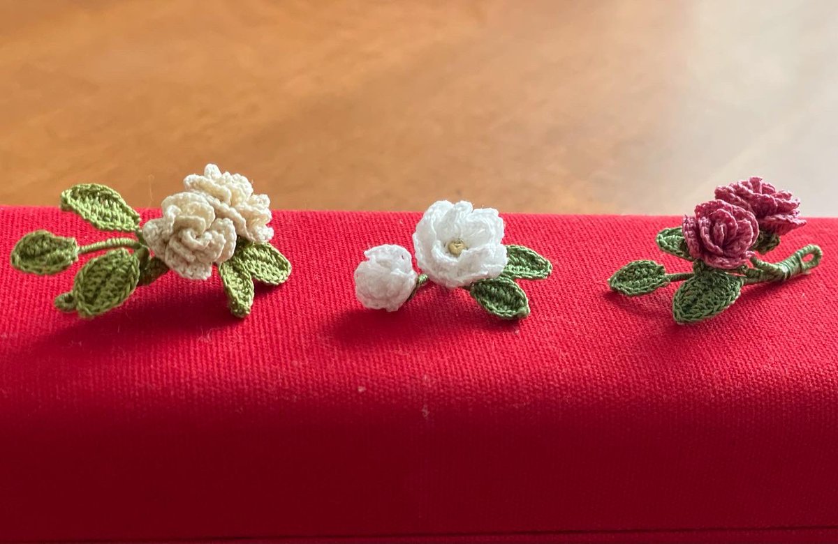 MasaeOlive's tweet photo. 日々少しずつ、アクセサリーを作っています。極細レース糸から小さな花を咲かせるのは愉しい。編み物は癒しの時間でもあります☕️
#レース編みアクセサリー #レース編みの花 #dmc80 #極細レース糸 https://t.co/Lt0qQcSGbw