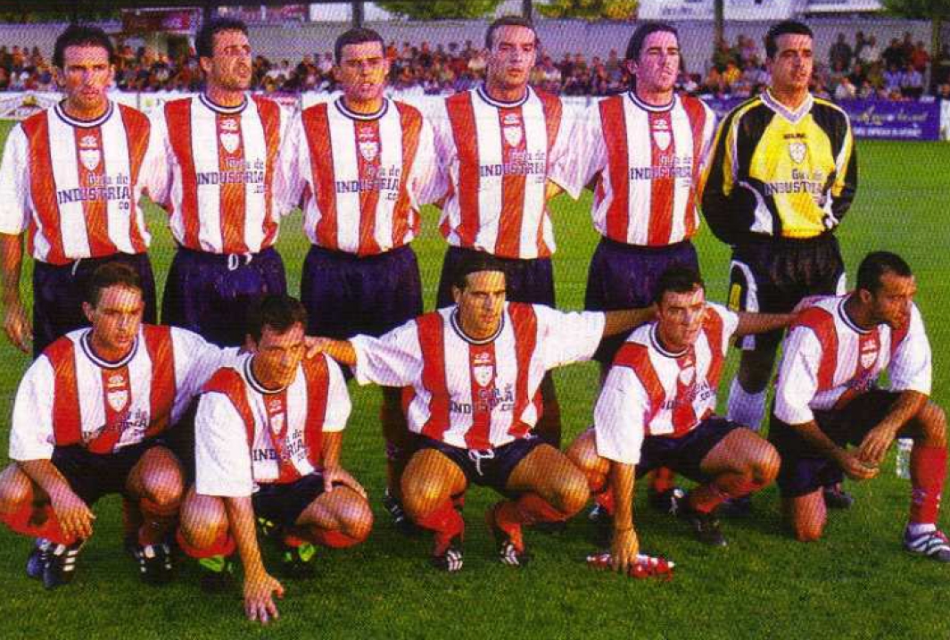 📸 Torredonjimeno 02/03.

🔺 El equipo jienense se coló en Segunda B por primera y única vez en su historia.

3⃣ La plantilla contó con tres ex-jugadores de 1ª División: Avelino, Yubero y Emilio.

📋 Ramón Blanco, ex del Cádiz, fue su entrenador en el tramo final de la Liga.