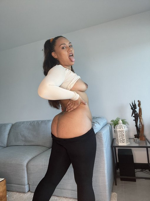 Tickle my tonsils 👅 https://t.co/Vu4Sy7AUij