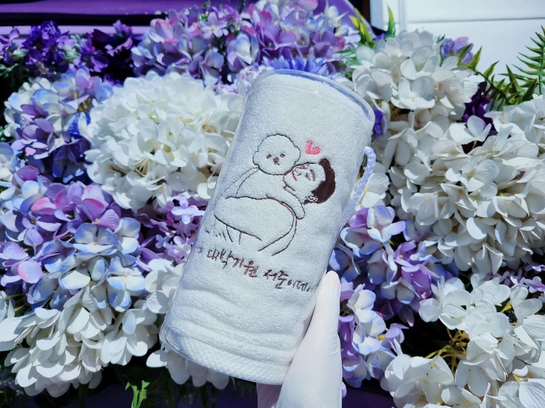 ParkseojunTH's tweet photo. ☁️หลังถ่ายซอจุนเดินมาที่รถกาแฟอีกรอบ สั่งไอซ์อเมริกาโน่อีกแก้ว
☁️อ่านจดหมายของแฟนๆที่จัดแสดงอยู่อย่างนิ่งๆ แล้วยิ้มสดใส
#SupportGC
🔗 https://t.co/usdxxldQOk
#Parkseojun #พัคซอจุน #ParkSeoJoon #박서준 #パクソジュン https://t.co/Ud05Z6hn9I