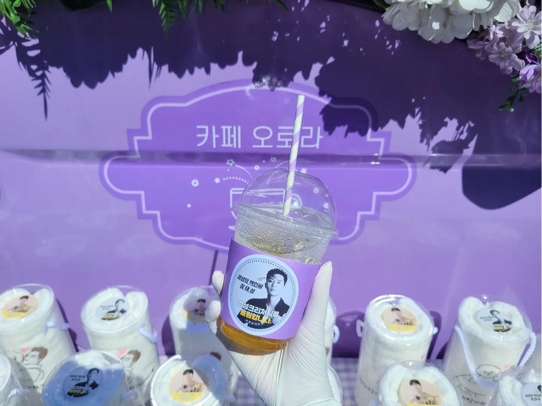 ParkseojunTH's tweet photo. ☁️หลังถ่ายซอจุนเดินมาที่รถกาแฟอีกรอบ สั่งไอซ์อเมริกาโน่อีกแก้ว
☁️อ่านจดหมายของแฟนๆที่จัดแสดงอยู่อย่างนิ่งๆ แล้วยิ้มสดใส
#SupportGC
🔗 https://t.co/usdxxldQOk
#Parkseojun #พัคซอจุน #ParkSeoJoon #박서준 #パクソジュン https://t.co/Ud05Z6hn9I
