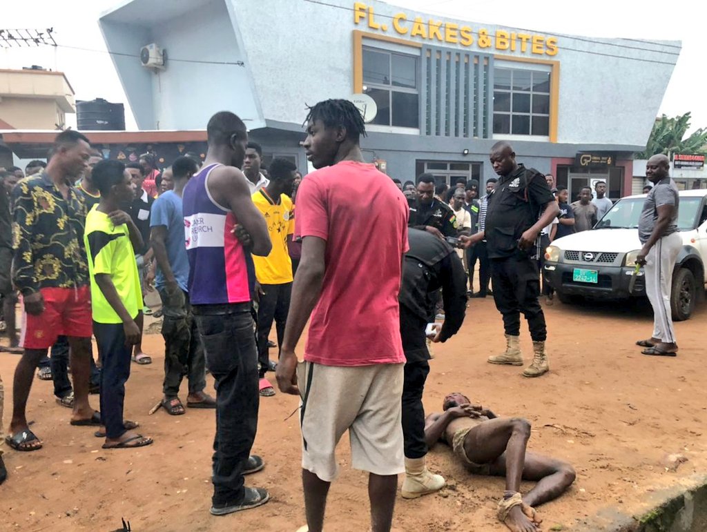 Thevokofficial's tweet photo. Earlier this morning, around 5:30 am, two armed robbers were caught while in a gang robbery with a motorbike at Ayeduase - around Shalom Hostel. 

One escaped the scene leaving the other who tried to use a knife he was having in possession on the security who caught them. https://t.co/aCP8hmKf9R