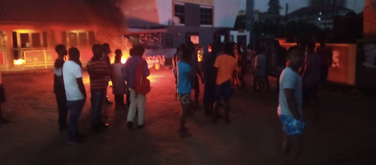 Thevokofficial's tweet photo. Earlier this morning, around 5:30 am, two armed robbers were caught while in a gang robbery with a motorbike at Ayeduase - around Shalom Hostel. 

One escaped the scene leaving the other who tried to use a knife he was having in possession on the security who caught them. https://t.co/aCP8hmKf9R