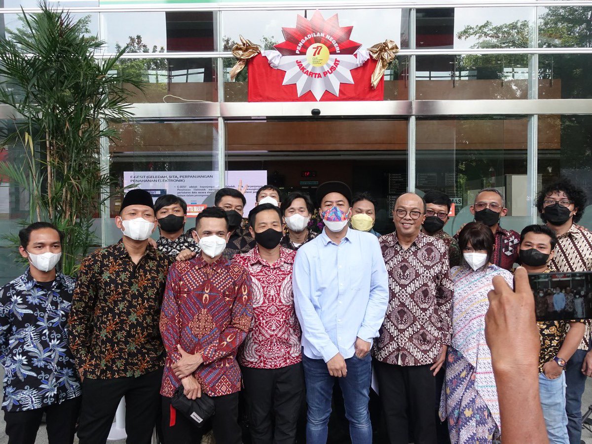 pandji's tweet photo. Kalau memang peduli dgn kesenian Stand-Up Comedy. Kalau memang sayang dgn pelaku2nya. Kembalikan  #OpenMicMilikPublik https://t.co/AfrDIzGuc4