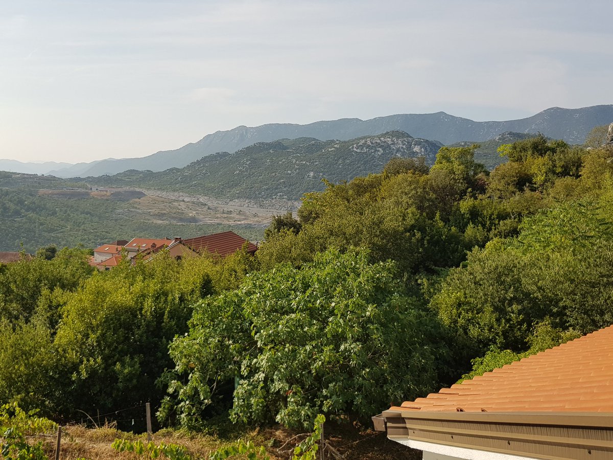 AiwaReizen's tweet photo. Mijn uitzicht tijdens het ontbijt. Dan ben je wel op vakantie. #vrgorac #kroatië https://t.co/Dx8N8PHCGN