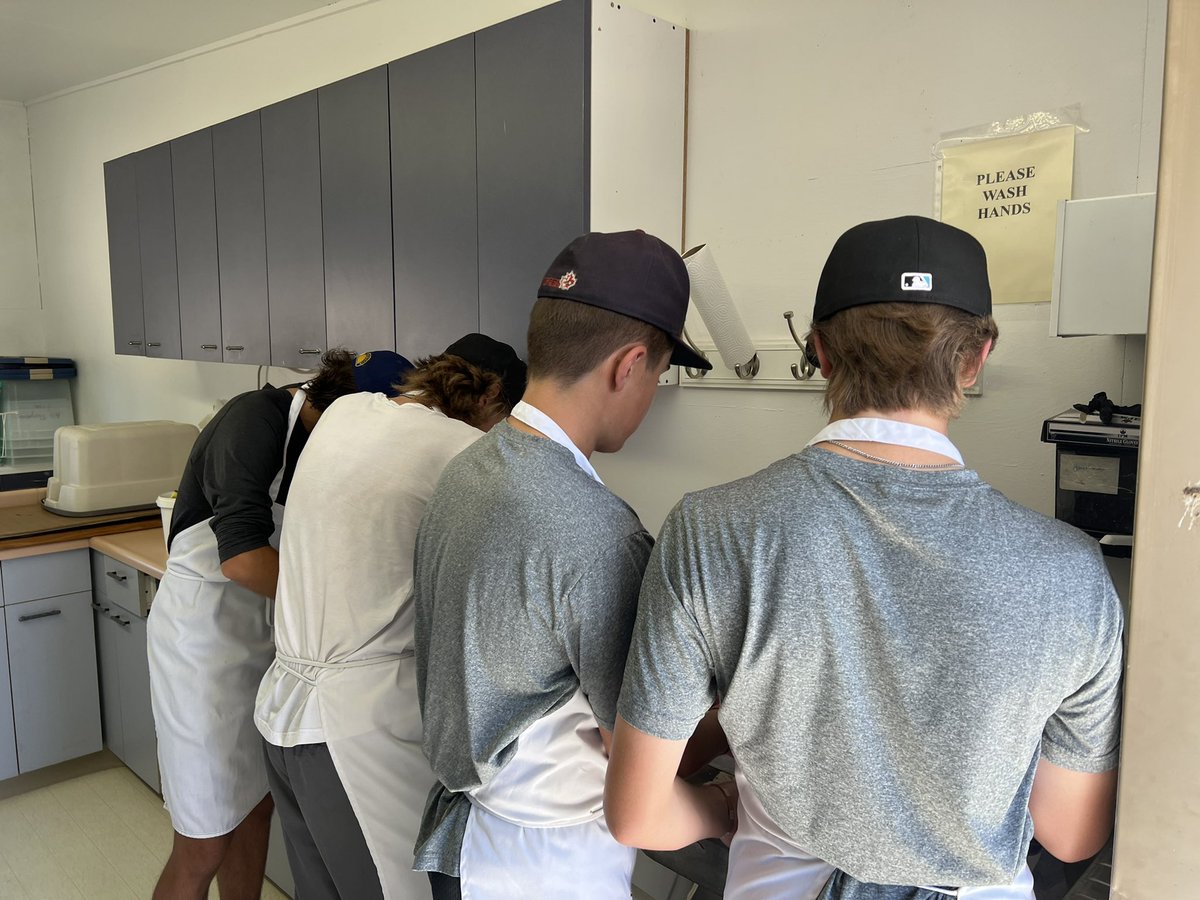 mabesmum's tweet photo. Teacher by day, jumbo ears maker by night. I’m extremely grateful for @LethLonghorns coaches that go above and beyond, parents who work tirelessly for their kids, and extended family and friends who step up to fill in the gaps @ExhibitionPark_ #whoopupdays #jumboears https://t.co/KLkFSWUNHf
