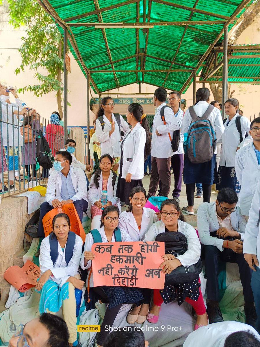 ak255472's tweet photo. #raise_bihar_mbbs_intern_stipend

Indefinite strike continues in wake of stipend rise by all govt. medical colleges of Bihar.

We request @tag to heed to our demands
Twitter handle 
@yadavtejashwi
@officecmbihar
@BiharHealthDept
@SHSBihar
@PratyayaIAS
@NitishKumar
@ravishndtv https://t.co/s37Q8f2Y5F