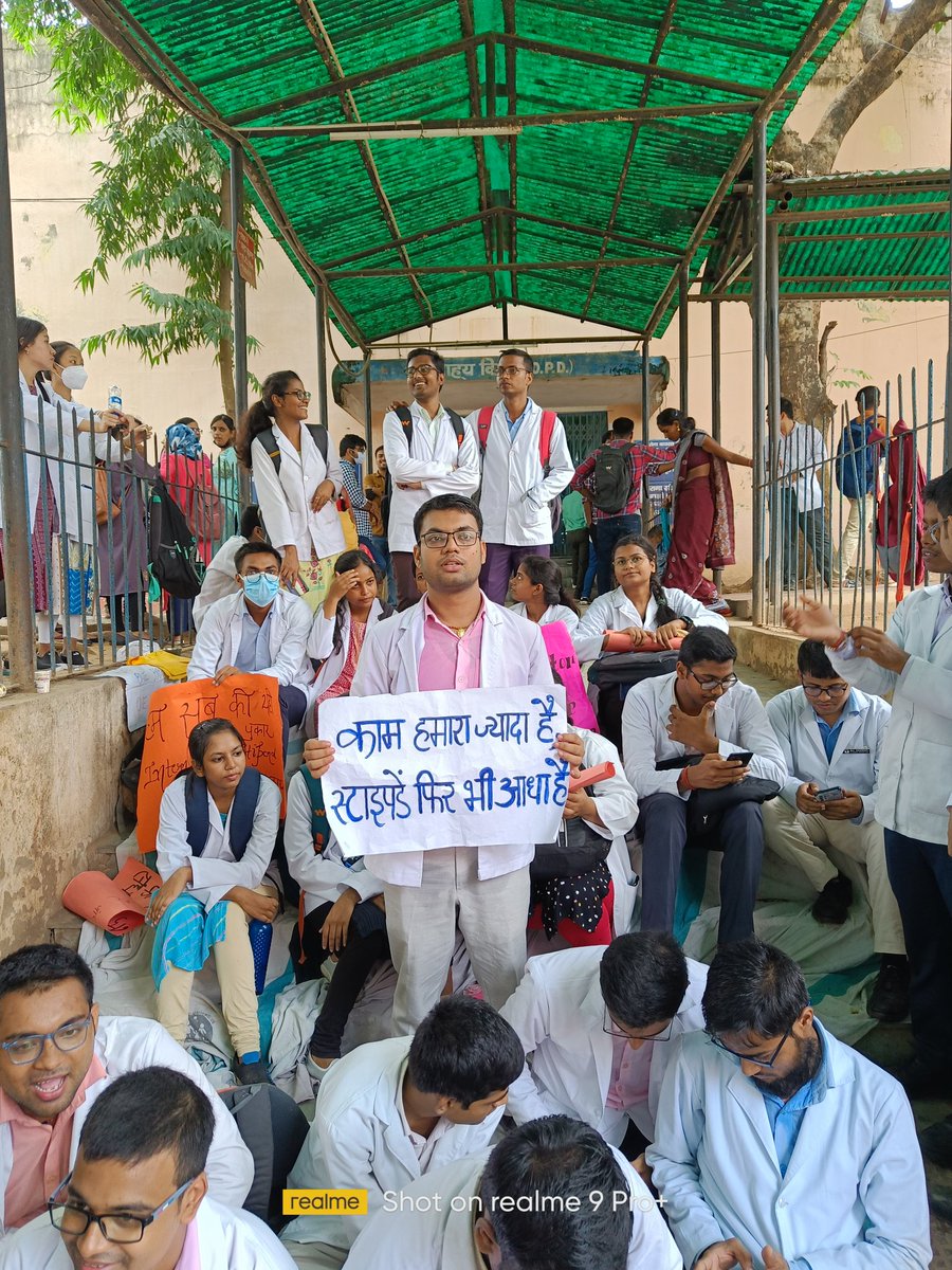 ak255472's tweet photo. #raise_bihar_mbbs_intern_stipend

Indefinite strike continues in wake of stipend rise by all govt. medical colleges of Bihar.

We request @tag to heed to our demands
Twitter handle 
@yadavtejashwi
@officecmbihar
@BiharHealthDept
@SHSBihar
@PratyayaIAS
@NitishKumar
@ravishndtv https://t.co/s37Q8f2Y5F