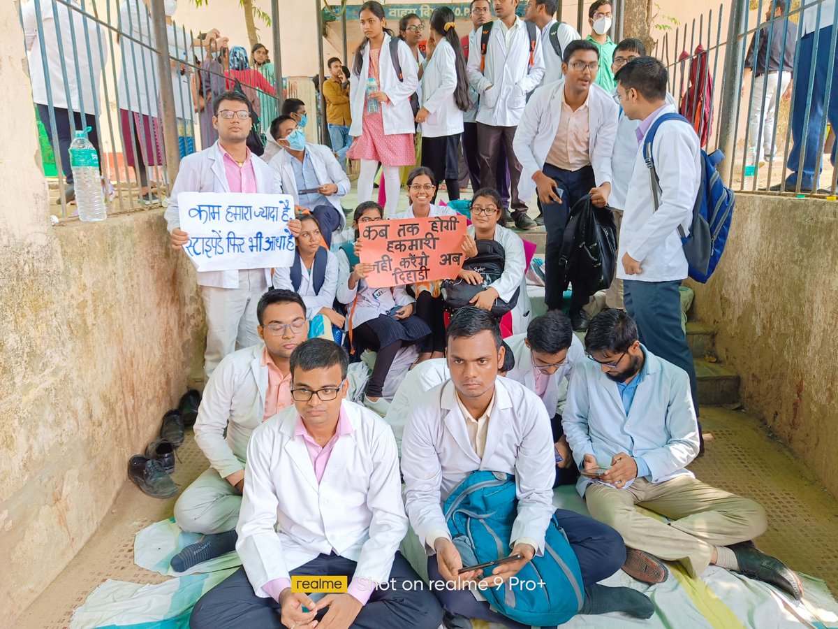 ak255472's tweet photo. #raise_bihar_mbbs_intern_stipend

Indefinite strike continues in wake of stipend rise by all govt. medical colleges of Bihar.

We request @tag to heed to our demands
Twitter handle 
@yadavtejashwi
@officecmbihar
@BiharHealthDept
@SHSBihar
@PratyayaIAS
@NitishKumar
@ravishndtv https://t.co/s37Q8f2Y5F