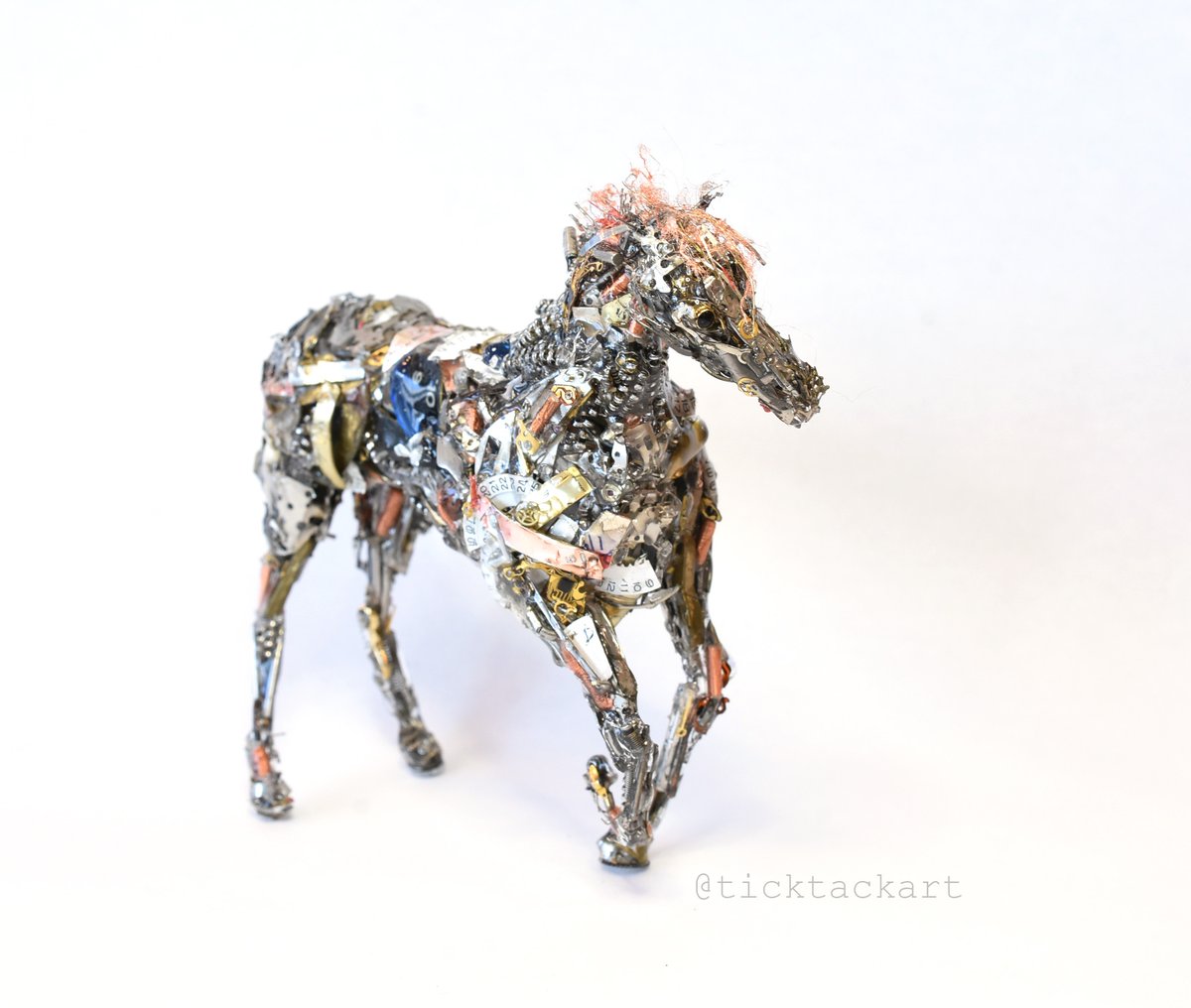 ticktackart's tweet photo. チクタクアート　時計の廃材で作った馬です　サイズ約１７cm #sdgs #upcycle #horse #watchanimal #廃材アート #歯車 #アップサイクル https://t.co/jCNwgjM9jP