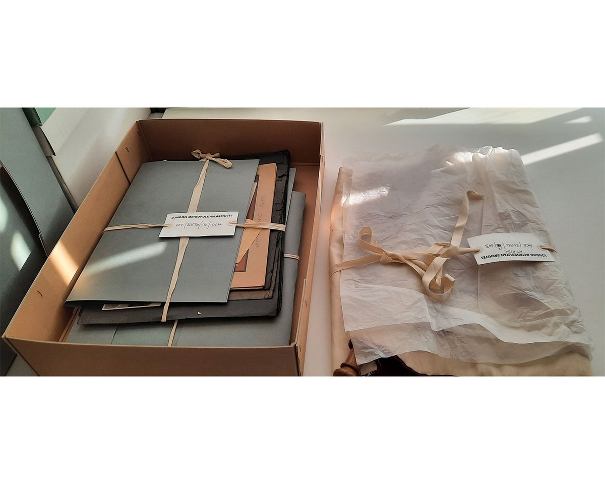 TheLdnArchives's tweet photo. This mixed box of archival material dropped onto the desk in Conservation recently for repackaging. Inside was a surprise; a beautiful velvet banner (ACC/3696/16/003) with the fabric folded and rolled around its wooden hanging pole.

#LMAConservation #velvet
1/3 https://t.co/pHJ6Qff5Hg