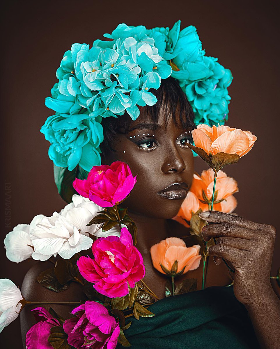 SAUEBLACKCREATE's tweet photo. “If you look the right way, you can see that the whole world is a garden.” 🌻🌼🌸🌺🌹

📷: .@_krismaart https://t.co/UTm6fOAOfu