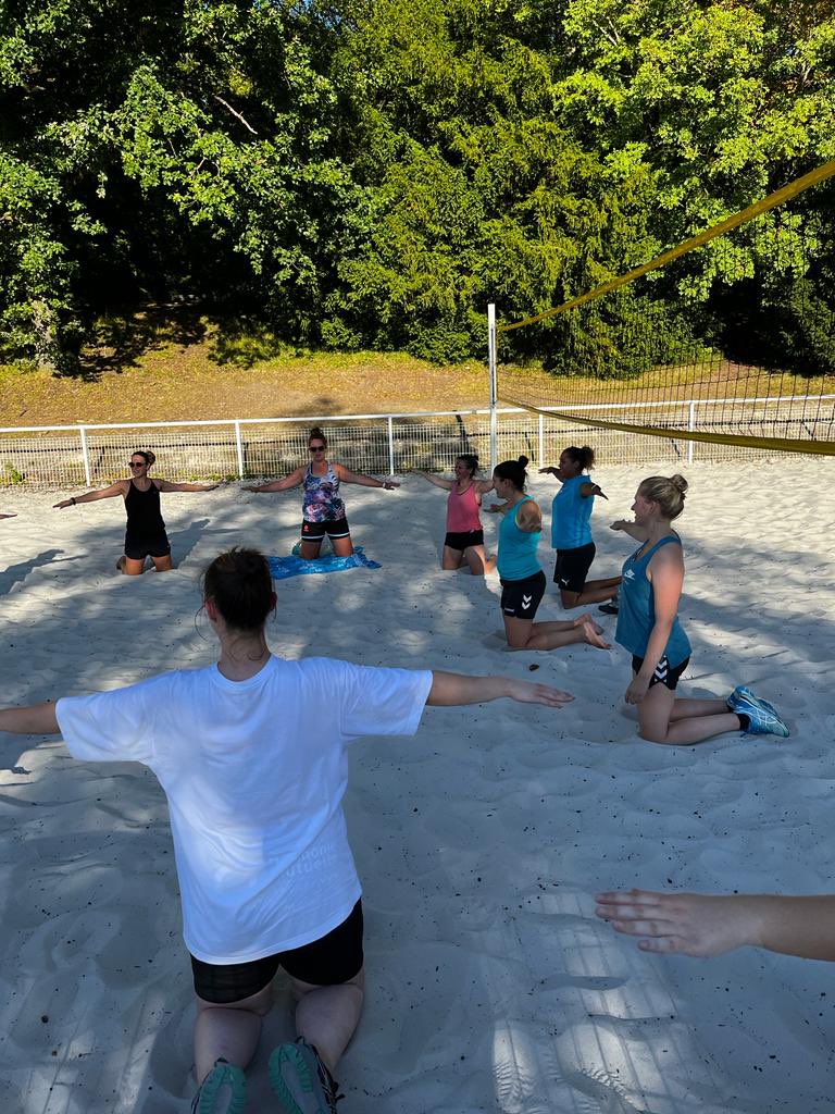 ESVIHB's tweet photo. [#SENIORSF]⚫️⚪️
Pas de pause estivale pour les filles, puisqu’elles se sont retrouvées tout l’été pour des séances sportives.
Pour les rejoindre ➡️ laisse tes coordonnées en MP
Entraînement 
➡️Le mercredi de 20h à 22h
📍MONTS - Gymnase des Hautes Varennes
#ESVIHB #COHESIONDEQUIPE https://t.co/rZ0N9lC0F9