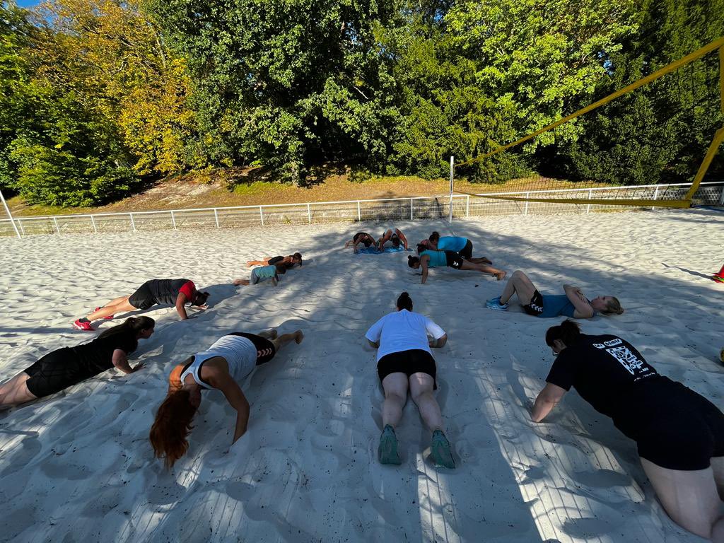 ESVIHB's tweet photo. [#SENIORSF]⚫️⚪️
Pas de pause estivale pour les filles, puisqu’elles se sont retrouvées tout l’été pour des séances sportives.
Pour les rejoindre ➡️ laisse tes coordonnées en MP
Entraînement 
➡️Le mercredi de 20h à 22h
📍MONTS - Gymnase des Hautes Varennes
#ESVIHB #COHESIONDEQUIPE https://t.co/rZ0N9lC0F9