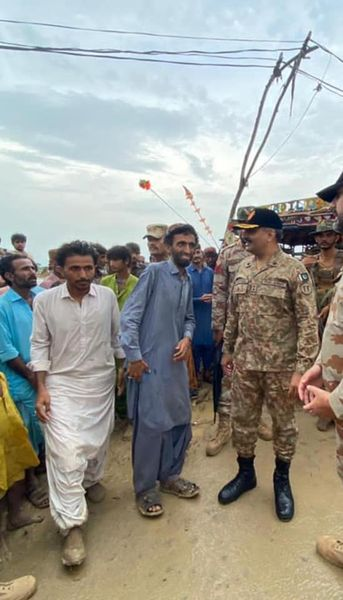 JanbazBaluch's tweet photo. #بلوچستان کے نامور گلوکار وہاب بگٹی جن کا گھر سیلاب میں بہہ گیاتھا جنہیں خاندان سمیت ڈی ایم جے منتقل کیاگیاتھا اور انہوں نے حکومت سے مدد کی اپیل کی تھی،
پاک فوج اور سول انتظامیہ کی جانب سے متاثرہ افراد کی طبی امداد کے لیے فری میڈیکل  کیمپ لگایاگیا۔ (1/2)👇 https://t.co/shHmFrYy5U