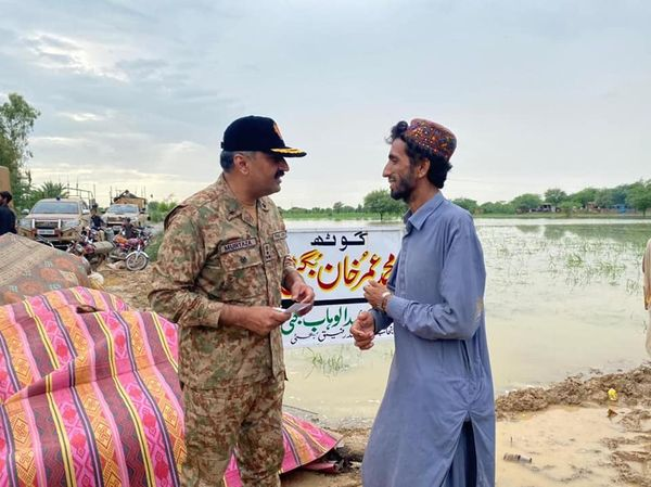 JanbazBaluch's tweet photo. خیمے اور راشن بھی فراہم کیے گئے،پاک فوج کی جانب سے نامور گلوکار وہاب بگٹی کو امداد کے طور پر ایک لاکھ روپے بھی دیئے گئے۔(2/2) https://t.co/q6Ku6HCz0z