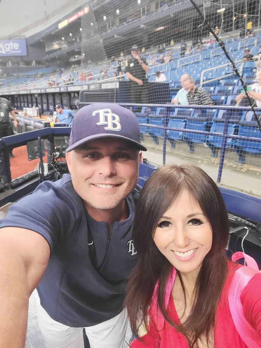 DoctorQT2020's tweet photo. タンパ ベイ レイズの Kevin Cash managerと 写真.。Picture with the Rays manager Kevin Cash. He is one of the nicest managers in the MLB, and his talent as a manager has been very successful 
#大リーグ #応援歌 #大谷翔平 #大リーガー #二刀流 #コロナに負けない #出版社 #ソングライター https://t.co/EgC5qLNPpY