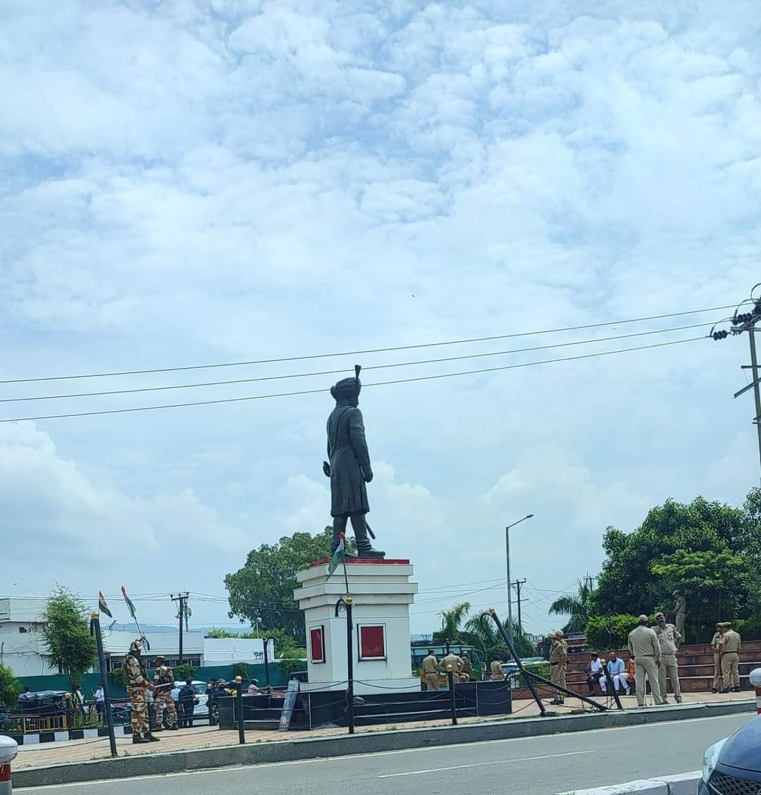 Er_Mohit_Gunial's tweet photo. Kya se kya hogya mere #Jammu Mein,
Imported Leadership
Owns
Our leadership
@ImRavinderRaina
@DrJitendraSingh
@KavinderGupta
#23SepHoliday #MahaRajaHariSingh
#JammuAndKashmir https://t.co/iSJmot2aZM