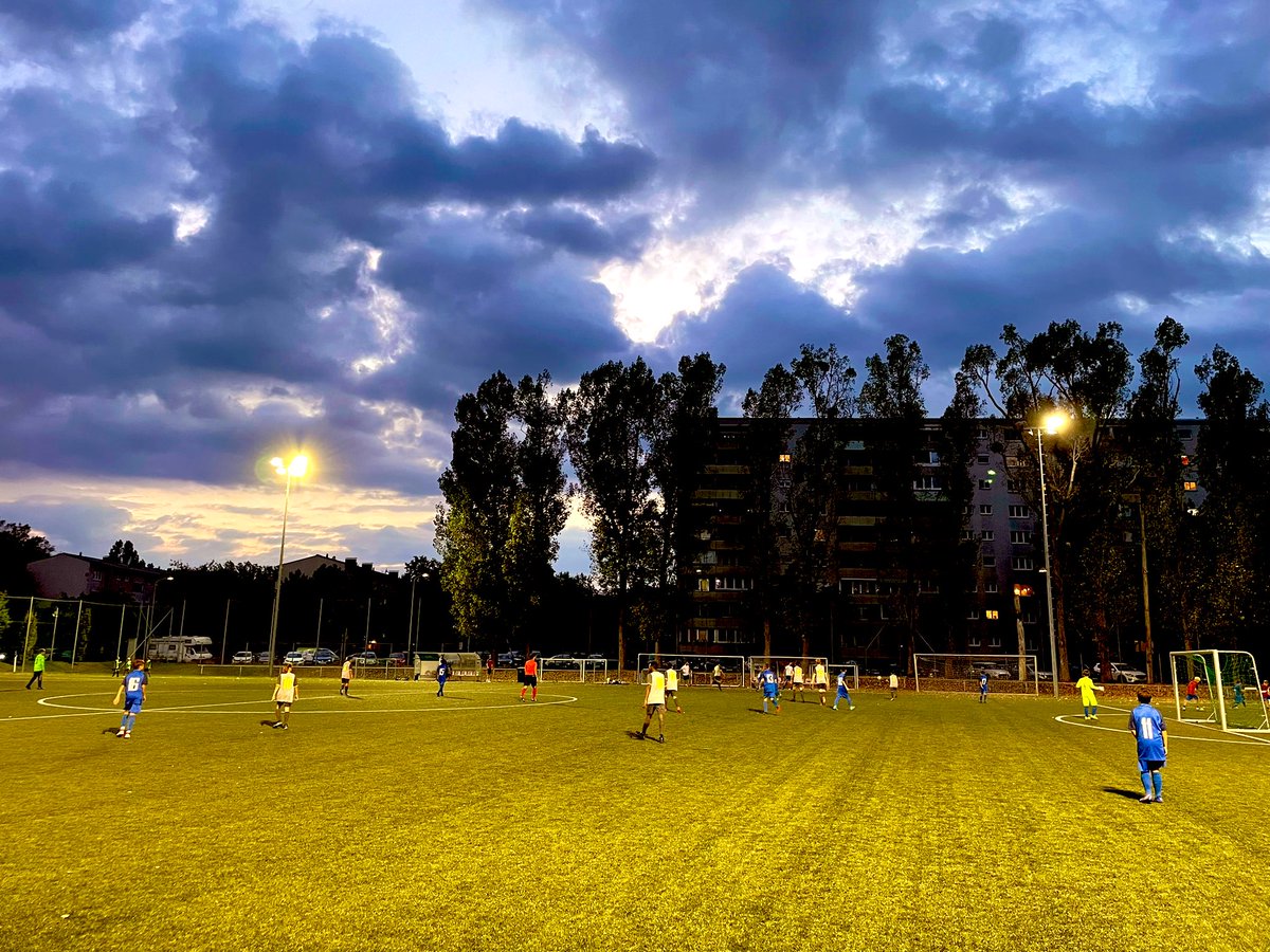 ste_winkler's tweet photo. #WednesdayNightLights
#FCStadlau 
#proudDad https://t.co/uIIkmSWlAF