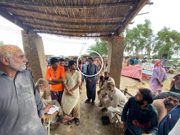 JanbazBaluch's tweet photo. #بلوچستان کے نامور گلوکار وہاب بگٹی جن کا گھر سیلاب میں بہہ گیاتھا جنہیں خاندان سمیت ڈی ایم جے منتقل کیاگیاتھا اور انہوں نے حکومت سے مدد کی اپیل کی تھی،
پاک فوج اور سول انتظامیہ کی جانب سے متاثرہ افراد کی طبی امداد کے لیے فری میڈیکل  کیمپ لگایاگیا۔ (1/2)👇 https://t.co/shHmFrYy5U