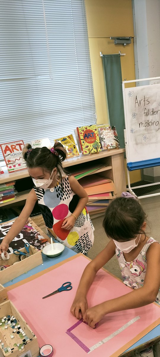 NIS_ELC's tweet photo. How do you wanna decorate your arts folder?
#Atelier
#LearningThroughMaterials
#LearningThroughArts
#100languages https://t.co/vHHzAIVyT9