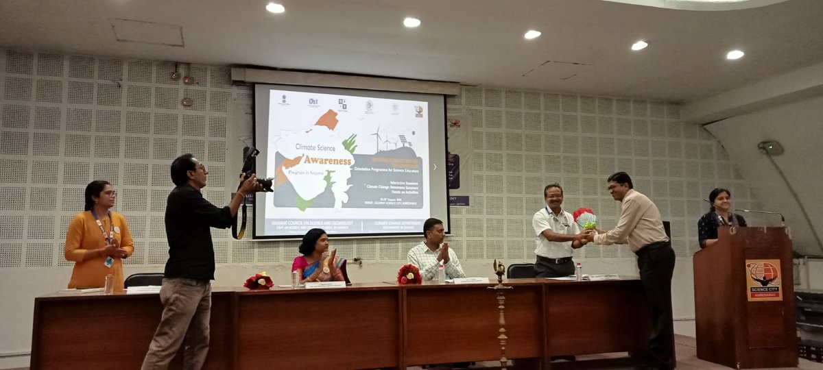 Punam_Bhargava's tweet photo. #BringingClimateChangeToClassroom a program of #ClimateChangeDepartment Govt of Gujarat @gedagandhinagar and @InfoGujcost held @GujScienceCity
Dr Manorama Mohanty, Head, #IndianMeterologyDepartment interacting with science educators @narottamsahoo @vnehra @UNFCCC @dstGujarat https://t.co/q7467D22h2