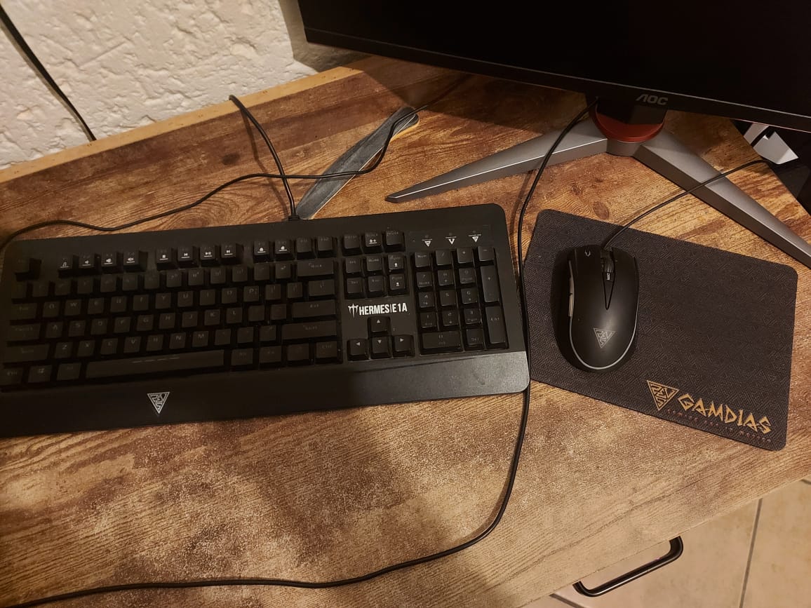 daimze_'s tweet photo. Hey guys. A mate of mine is selling his PC (specs in the photos). He is asking for R12 000, but he is negotiable. Lemme know if you know anyone who may be interested. Thanks 😁 https://t.co/uLbVunQrtQ
