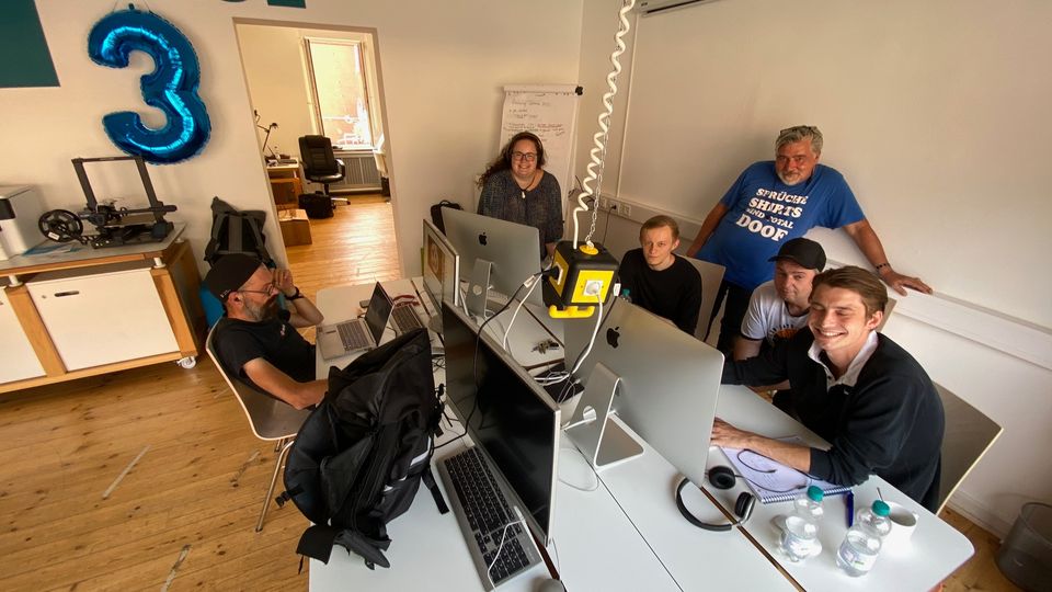 PIKSLTEAM's tweet photo. So sieht es im #PIKSL Labor #Dortmund aus, wenn dort auf Hochtouren an einer Videoproduktion gearbeitet wird. 🚀
#MachtEsEinfach https://t.co/Ms2wNcucl7