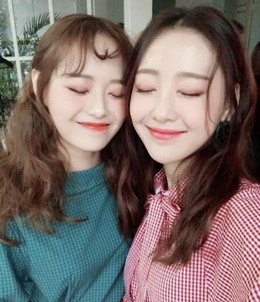 LoonaAsCats's tweet photo. 🐧 + 🦢 https://t.co/TYtafLCc4G